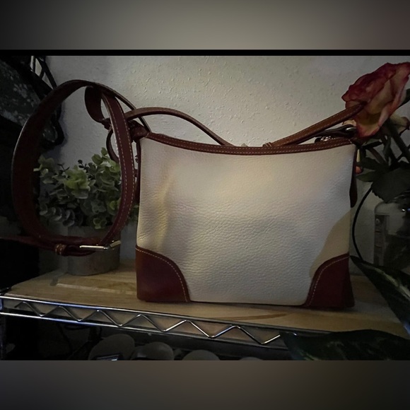 SOLD Dooney & Bourke AWL 2 crossbody letter carrier. Offers welcome! - Picture 4 of 10